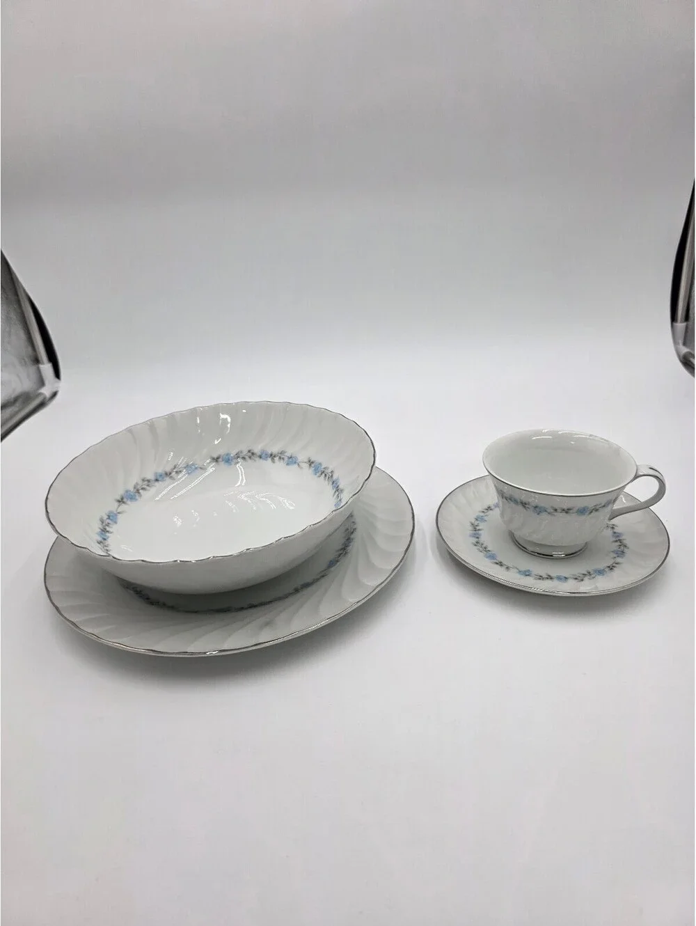 Heritage Fine China 555 Japan Blue Floral Dinnerware Set